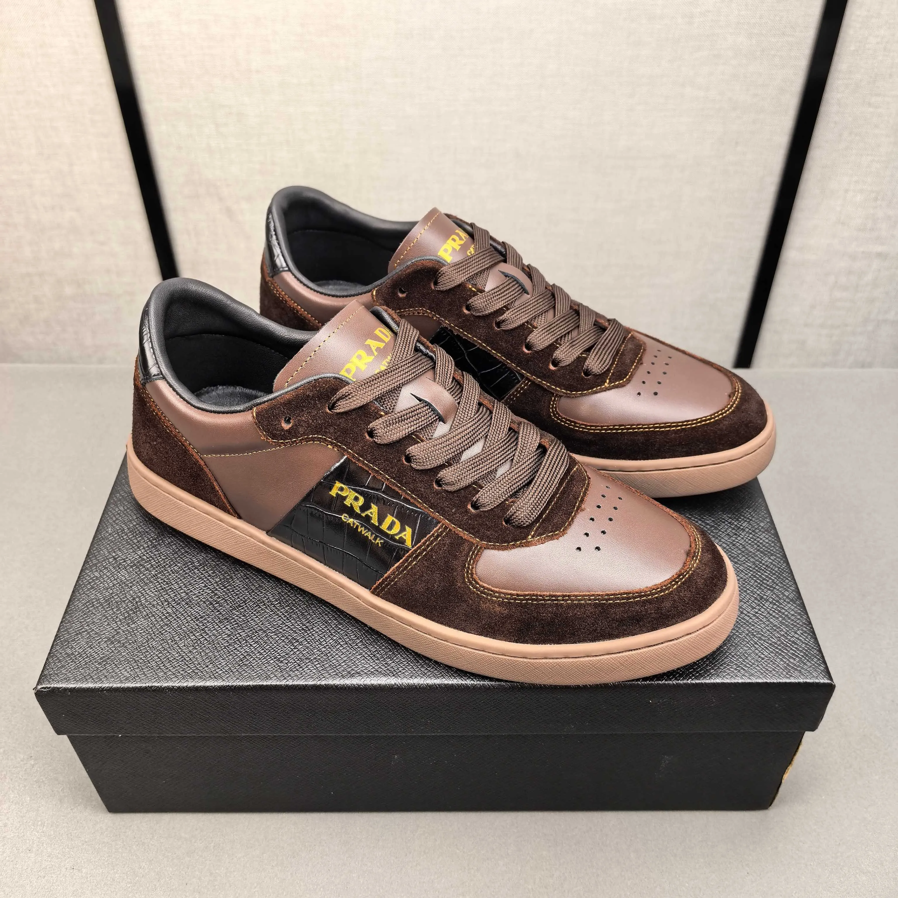 PP420❣️❣️❣️Prada set off the audience! Prada, an international brand that is constantly innovating, this men's casual shoe, the original version, made of cowhide leather at a ratio of one to one at the store, with leather feet and rubber non-slip outsole, breathable and comfortable, quality speaks for itself👄38-44